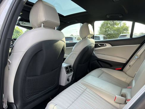 Used 2022 Genesis G70 2.0T w/ Prestige Package RWD image 12