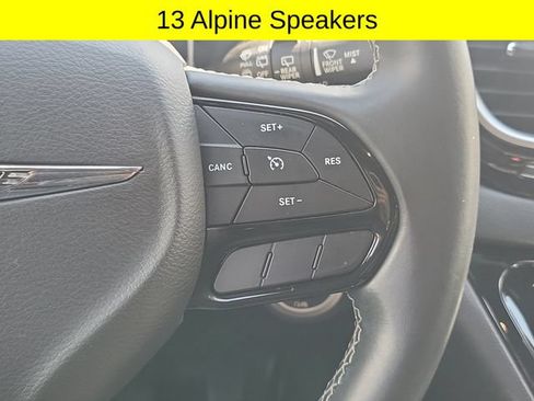 Used 2018 Chrysler Pacifica Touring-L w/ Premium Audio Group FWD image 11