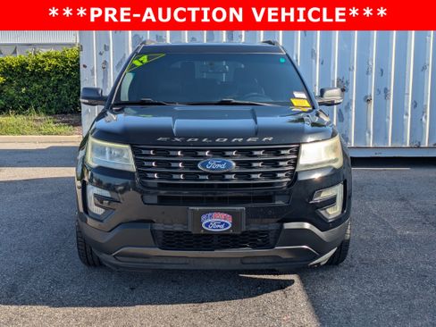 Used 2017 Ford Explorer XLT w/ Equipment Group 202A FWD image 9