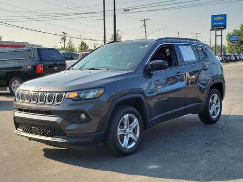 Used 2024 Jeep Compass Latitude AWD/4WD image 2