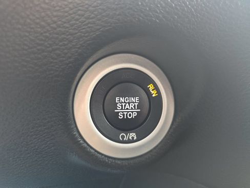 Used 2025 Chrysler Pacifica Select FWD image 22