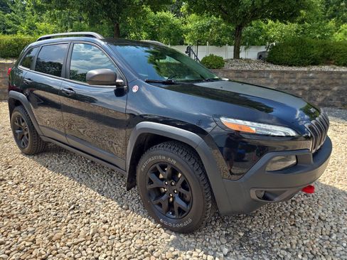 Used 2016 Jeep Cherokee Trailhawk w/ Leather Interior Group AWD/4WD image 8