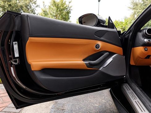Used 2019 Ferrari Portofino RWD image 28