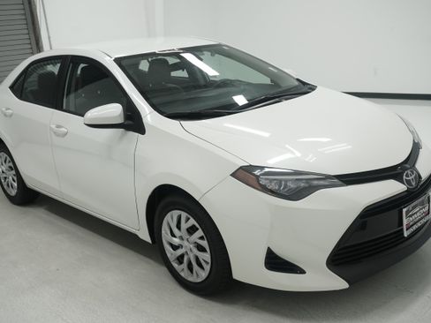 Used 2017 Toyota Corolla LE FWD image 3