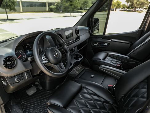 Used 2022 Mercedes-Benz Sprinter 2500 image 2