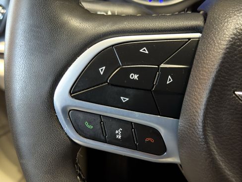 Used 2023 Chrysler Pacifica Touring-L image 25