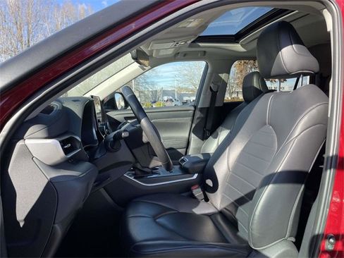 Used 2023 Toyota Highlander XLE image 21