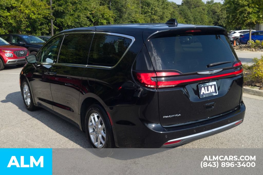 Used 2024 Chrysler Pacifica Touring-L FWD image 10
