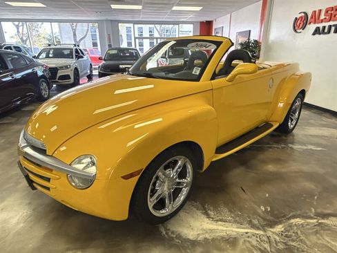 Used 2004 Chevrolet SSR w/ Preferred Equipment Group RWD image 3