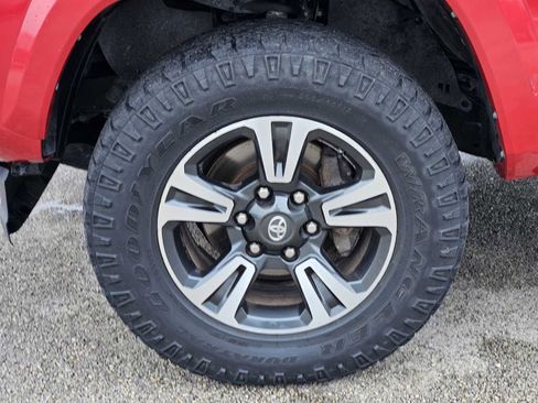 Used 2016 Toyota Tacoma TRD Sport w/ Exterior Package AWD/4WD image 9