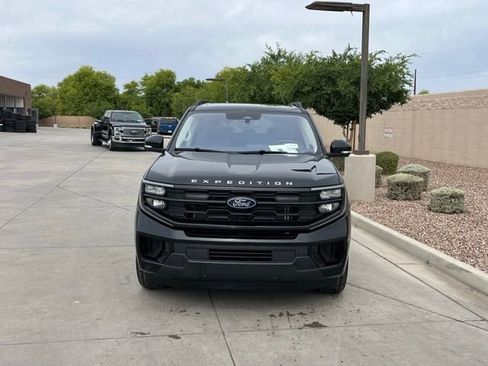 Used 2025 Ford Expedition Active AWD/4WD image 3