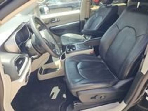 Used 2022 Chrysler Pacifica Touring-L FWD image 17