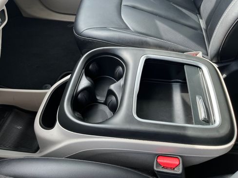 Certified 2024 Chrysler Pacifica Touring-L FWD image 24