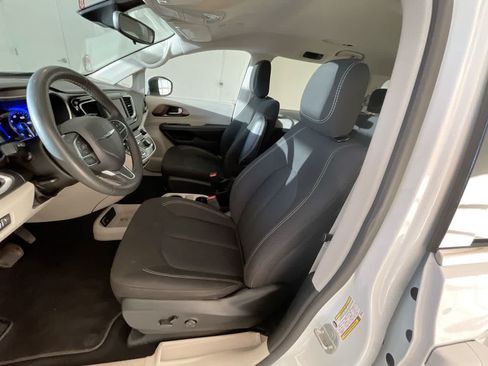 Used 2023 Chrysler Voyager LX FWD image 11