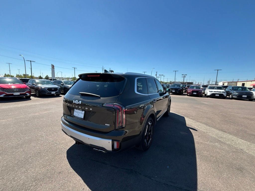 Used 2024 Kia Telluride EX w/ EX Captain's Chair Package AWD/4WD image 5