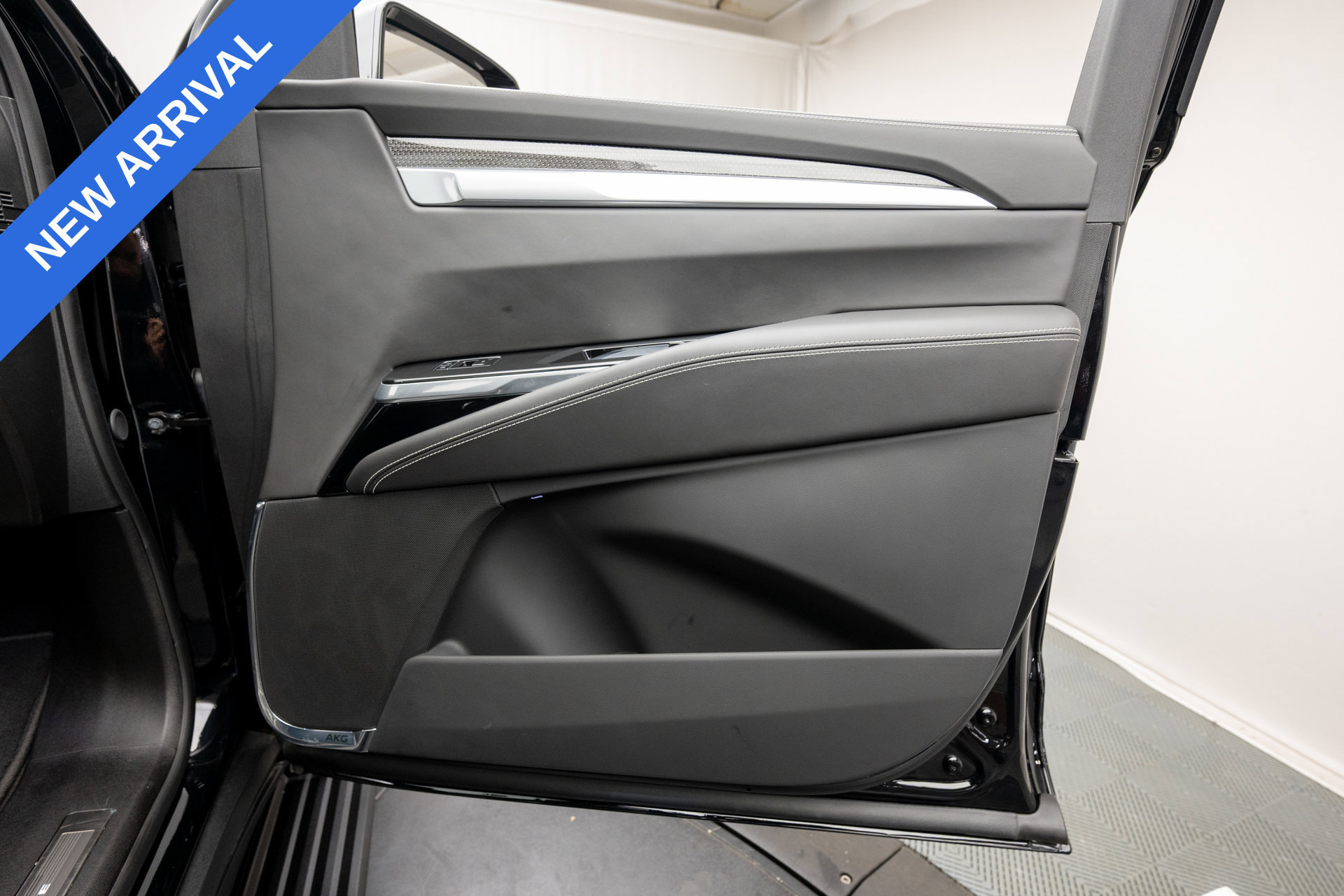 Used 2026 Cadillac Escalade ESV V w/ LPO, ONYX Package AWD/4WD image 43