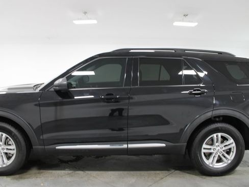 Used 2023 Ford Explorer XLT AWD/4WD image 6