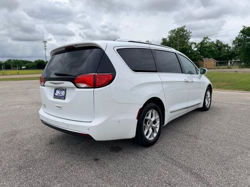 Used 2020 Chrysler Pacifica Touring-L w/ Tire & Wheel Group FWD image 3
