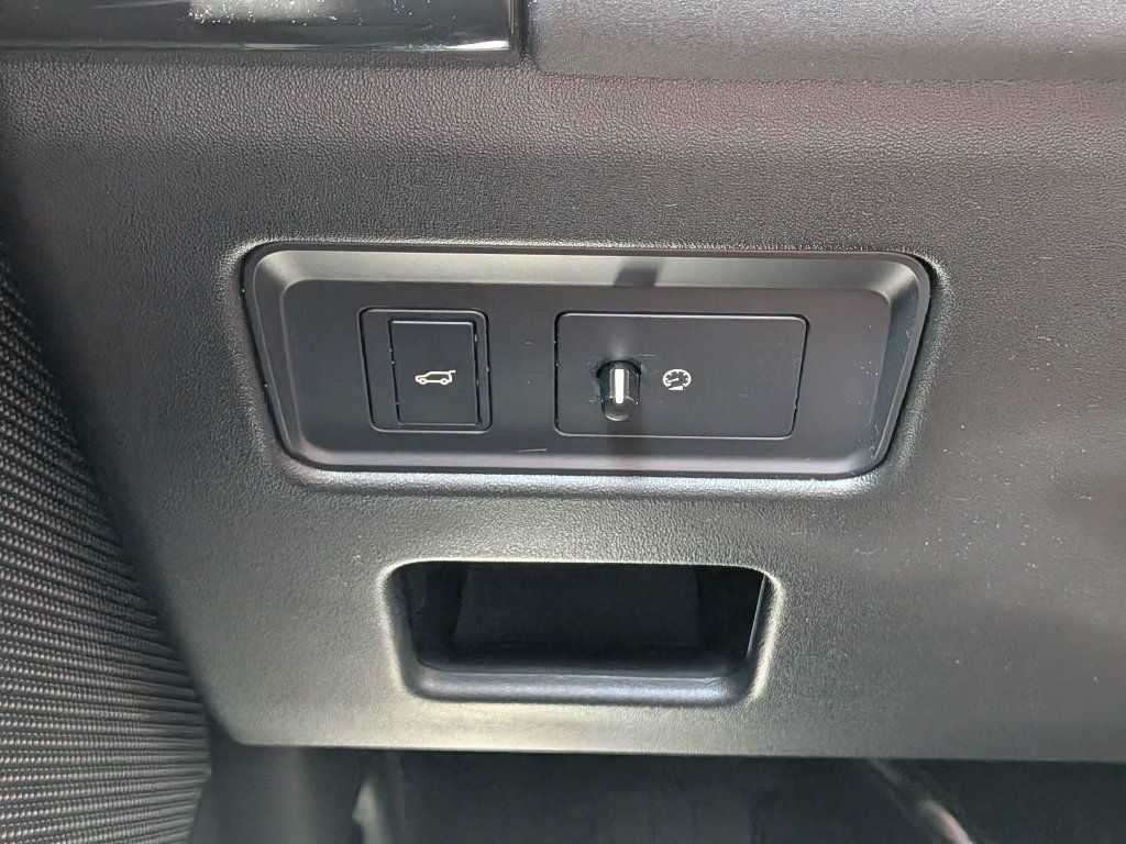 Used 2018 Land Rover Discovery SE AWD/4WD image 23