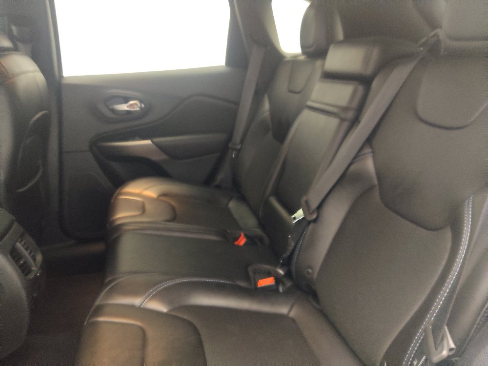 Used 2019 Jeep Cherokee Latitude Plus w/ Comfort/Convenience Group FWD image 18