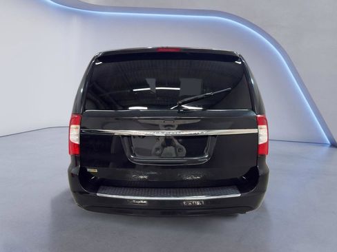 Used 2016 Chrysler Town & Country Touring FWD image 6