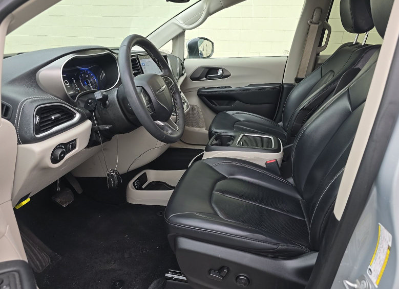 Used 2023 Chrysler Pacifica Touring-L FWD image 4