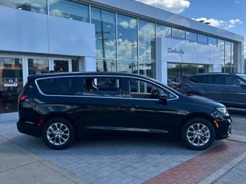 Used 2024 Chrysler Pacifica Touring-L AWD/4WD image 5