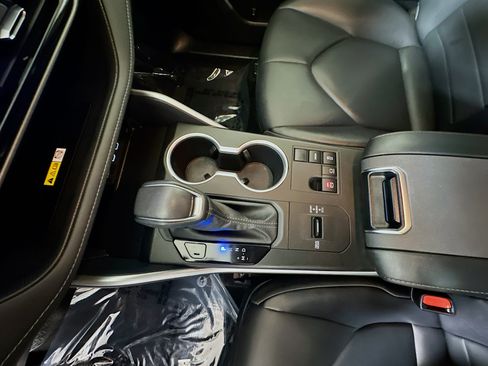 Used 2023 Toyota Highlander XLE FWD image 22