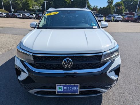 Used 2023 Volkswagen Taos SE w/ Panoramic Sunroof Package FWD image 9