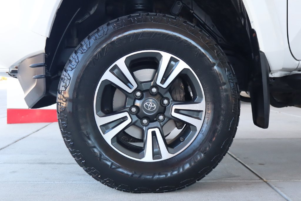 Used 2017 Toyota Tacoma TRD Sport w/ Tow Package (A/T) AWD/4WD image 5