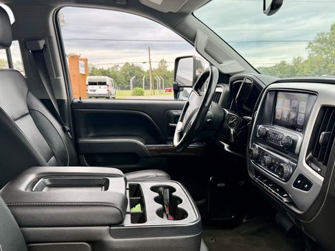 Used 2017 GMC Sierra 2500 SLT w/ Duramax Plus Package AWD/4WD image 11