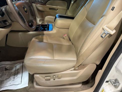 Used 2013 Chevrolet Avalanche LTZ image 24