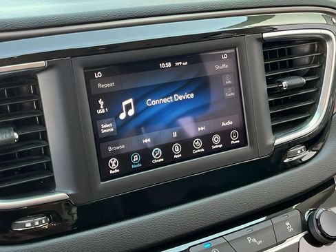 Used 2019 Chrysler Pacifica Touring-L FWD image 20