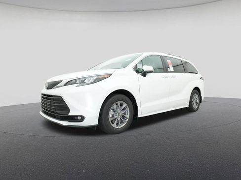 New 2026 Toyota Sienna XLE FWD image 17