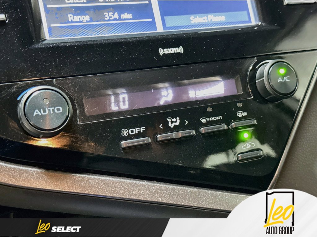 Used 2020 Toyota Camry SE w/ Convenience Package FWD image 18
