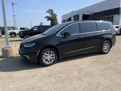 Used 2025 Chrysler Pacifica Select