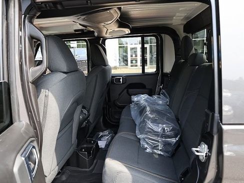 New 2025 Jeep Gladiator Sport image 9