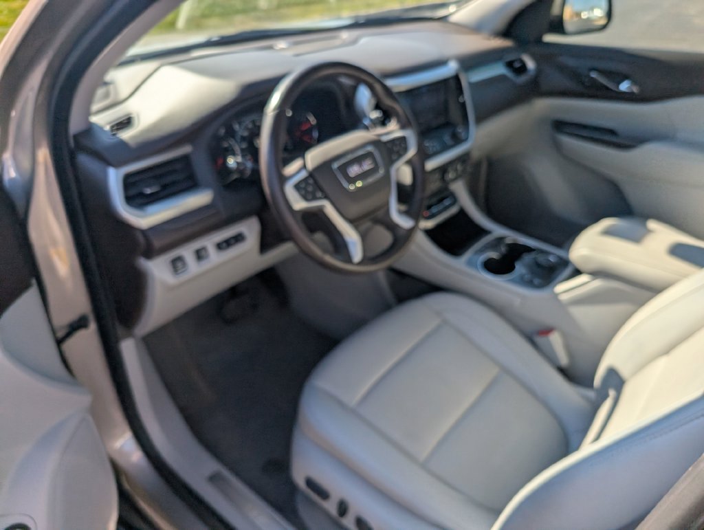Used 2022 GMC Acadia SLT w/ Technology Package AWD/4WD image 13