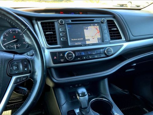Used 2017 Toyota Highlander XLE AWD/4WD image 7