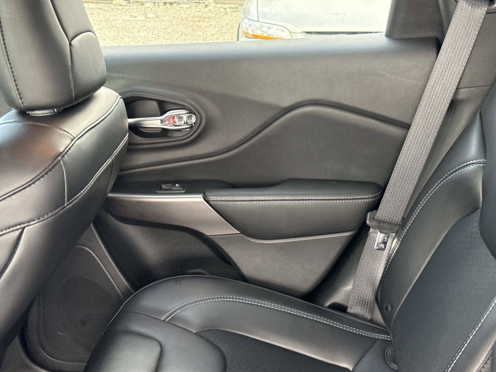Used 2019 Jeep Cherokee Latitude Plus FWD image 13