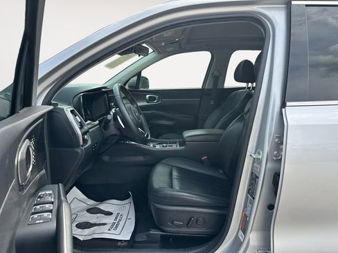 Used 2022 Kia Sorento EX w/ Panoramic Sunroof Package FWD image 9