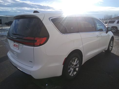 New 2026 Chrysler Pacifica Select image 5