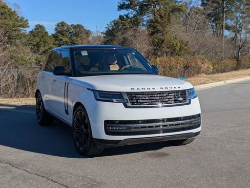 Certified 2025 Land Rover Range Rover SE image 3