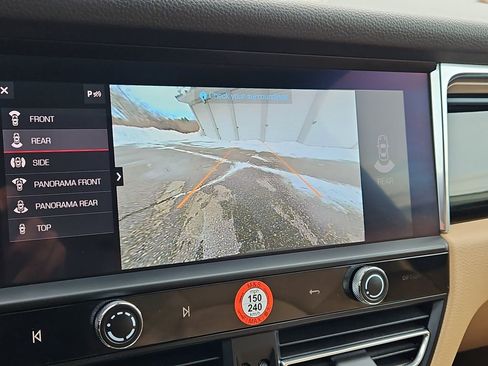 Certified 2025 Porsche Macan image 17