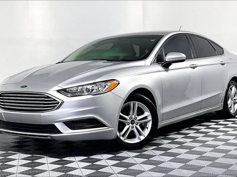 Used 2018 Ford Fusion SE w/ Fusion SE Technology Package FWD image 2