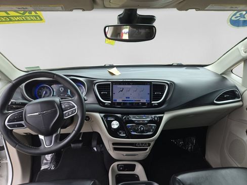 Used 2023 Chrysler Pacifica Touring-L FWD image 25