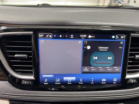 Used 2024 Chrysler Pacifica Limited image 35