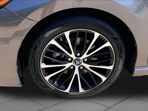 Used 2018 Toyota Camry SE FWD image 11