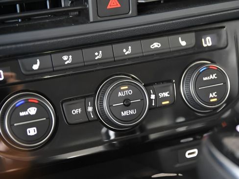 Used 2024 Volkswagen Jetta SE image 33