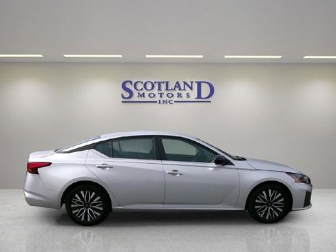 Used 2024 Nissan Altima 2.5 SV FWD image 5